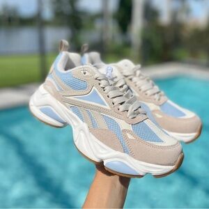Like New Reebok Women's Trainer Neutral Cream Blue Chunky Sneakers Size 8.5